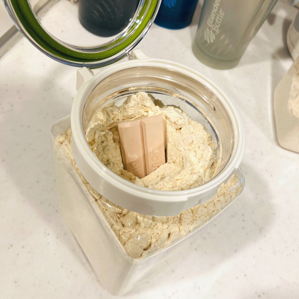 保存容器に入った珪藻土スティック