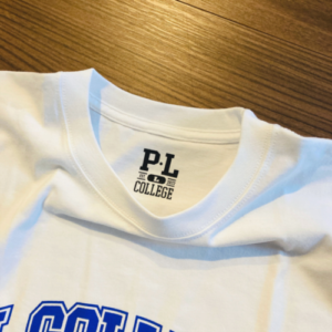 P.L.COLLEGE Tシャツの襟元